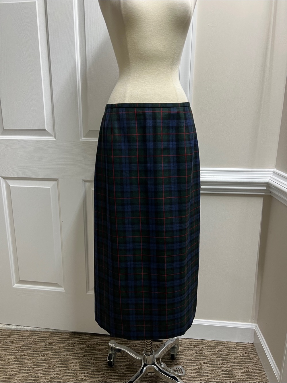 Casual Corner Navy Green Plaid Midi Skirt similar to wool sz 10 length 33